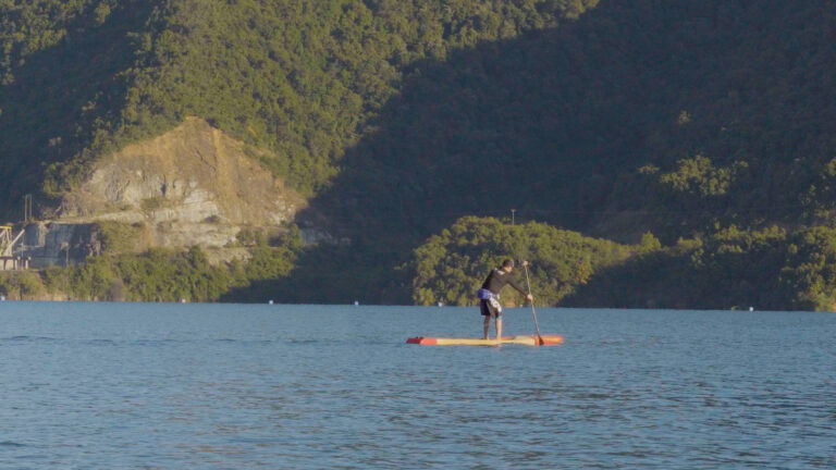 Talquino logra un hito al cruzar el lago Colbún en SUP