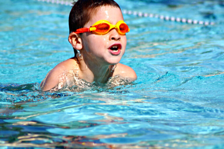 ¡Cuidados en el agua! Consejos para evitar enfermedades en piscinas, según experto