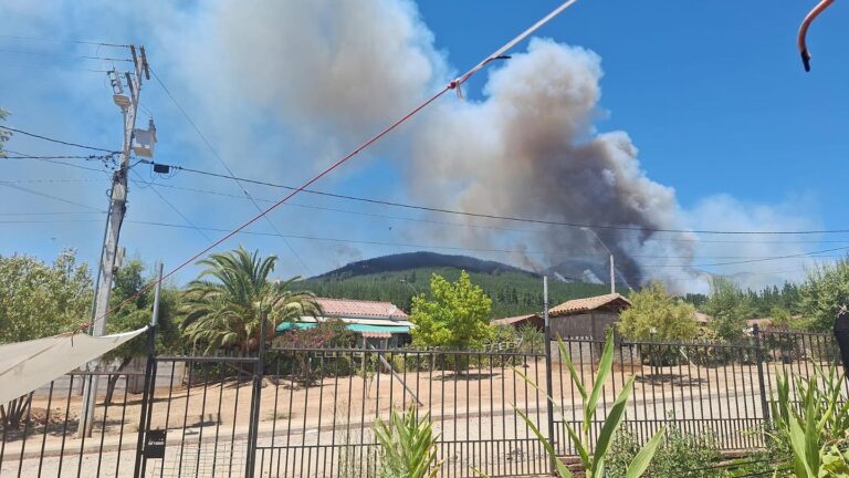 Alerta Roja en San Javier: Incendio amenaza zonas habitadas