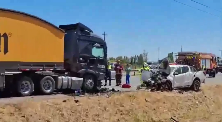 Accidente fatal en la Ruta 5 Sur: choque entre camión y camioneta deja un muerto y un herido grave