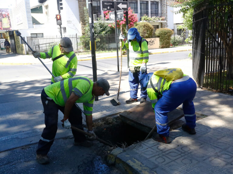 Curicó se adelanta: realizan limpieza de sumideros para un invierno seguro