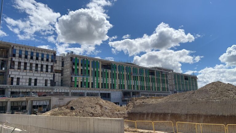 Avance del 70% en la construcción del Hospital de Parral: un paso importante para la salud en la Región del Maule