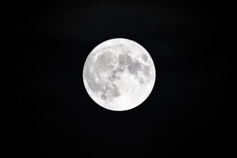 Brilla en el cielo nocturno: Hoy se podrá ver la Luna llena de febrero, conocida como “Luna de Nieve”