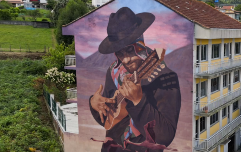 Artista chileno gana el premio al ‘Mejor Mural del Mundo’ con su obra Charanguista Andino