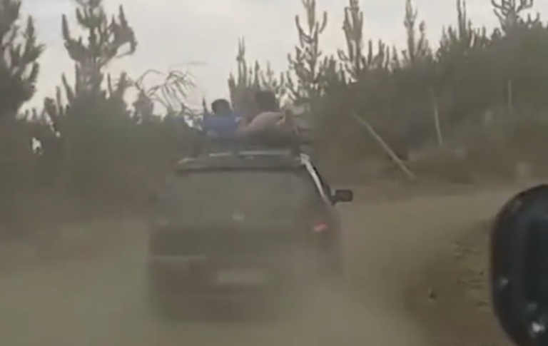 (VIDEO) Captan a conductor transportando a dos menores sobre el techo de un auto en Linares