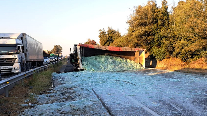 Fatal accidente en Ruta 5 Sur: choque entre moto y camión deja dos fallecidos en Río Claro