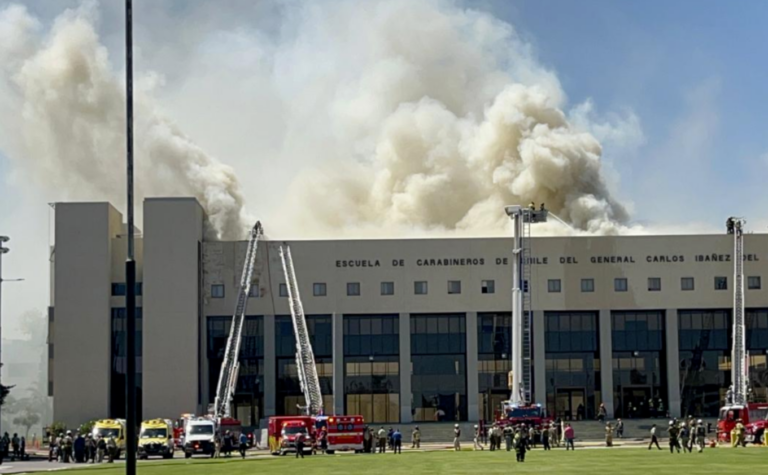 Incendio en la Escuela de Carabineros en Providencia obliga a evacuar a alumnos