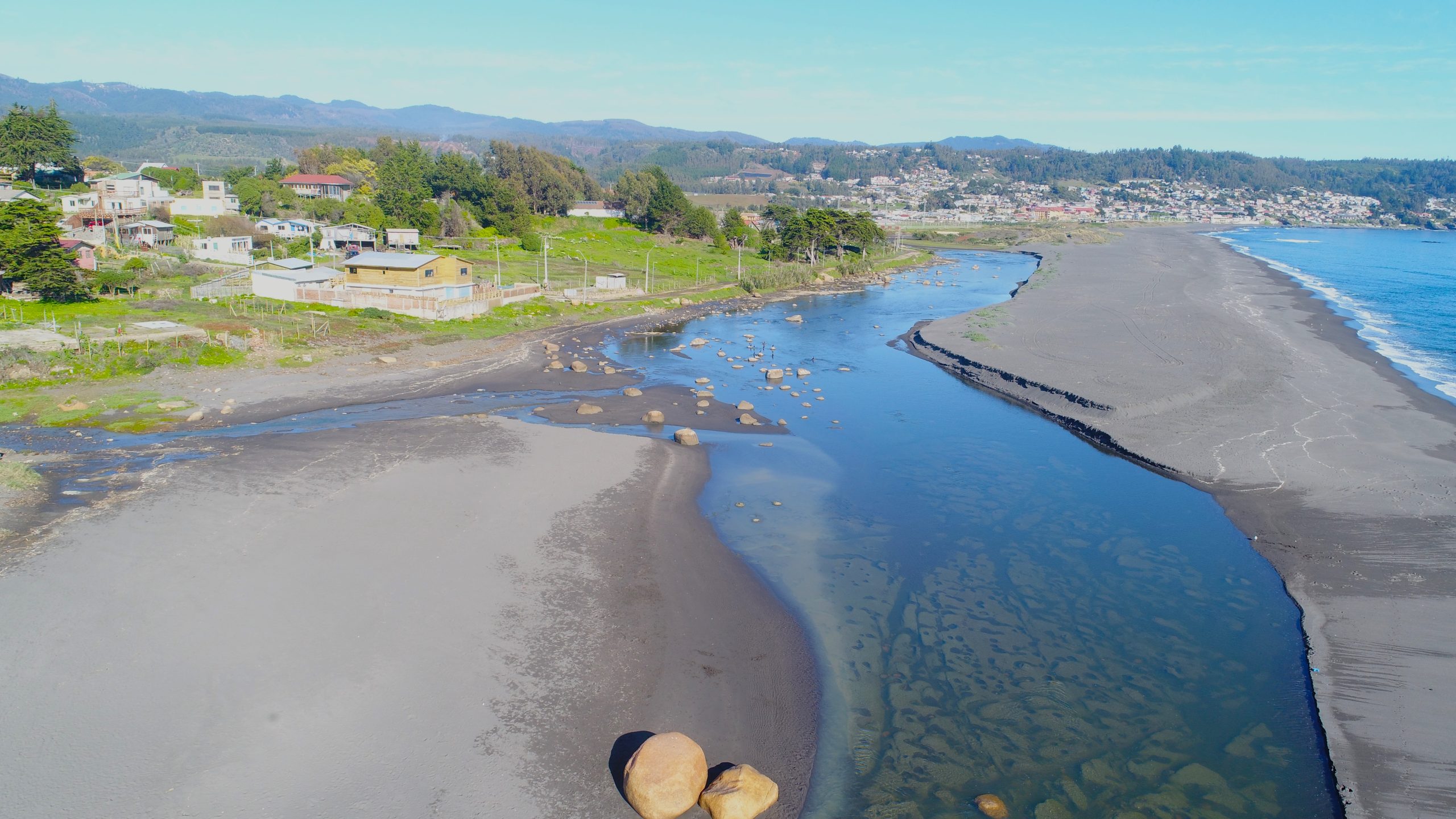 Hallan cuerpo sin vida de mujer en playa de Pelluhue