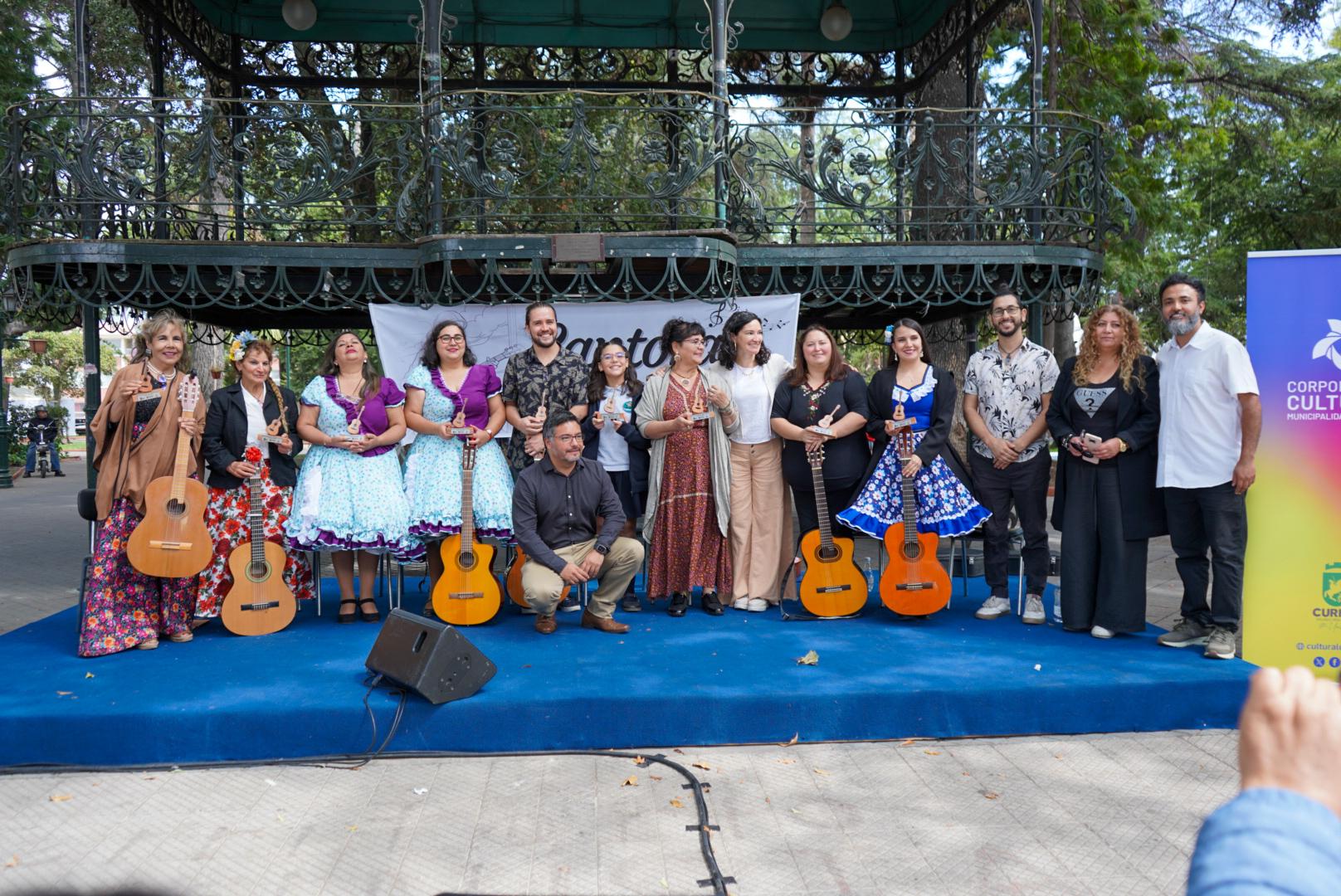 Emotivo homenaje a las cantoras chilenas en Curicó