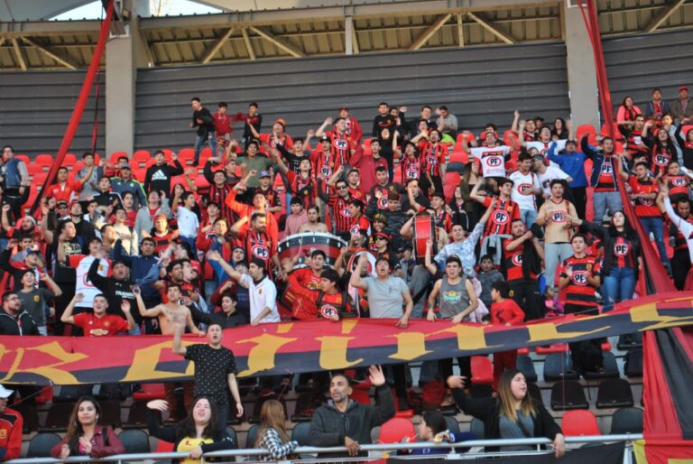 Formalizan a hinchas de Rangers por lanzar bengalas en Linares: tienen prohibido ingresar al estadio
