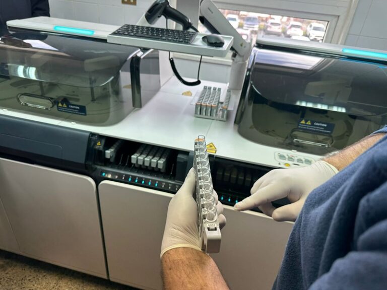 Parral inaugura el laboratorio clínico más moderno de la Región del Maule