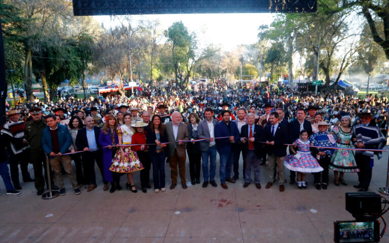 Estudiantes de Curicó brillan en la inauguración de la Fiesta de la Chilenidad 2025