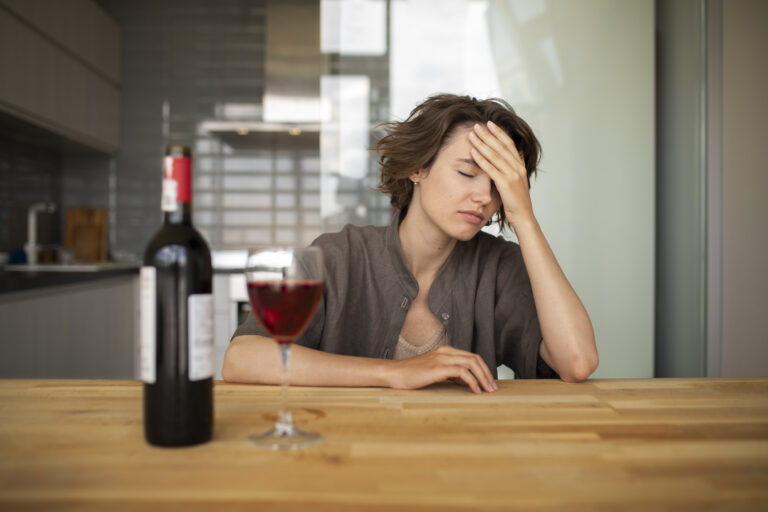 Cómo evitar la resaca según la evidencia científica: consejos para pasar un buen Año Nuevo