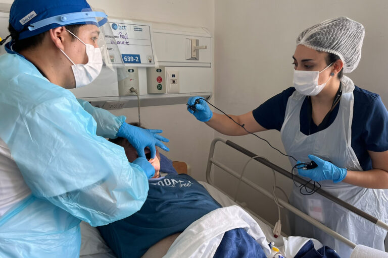 Inician en Talca primer sistema integrado de salud oral para personas mayores