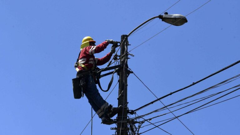 Anuncian cortes de luz en Talca, Curicó y San Clemente para este viernes: durarían hasta 6 horas