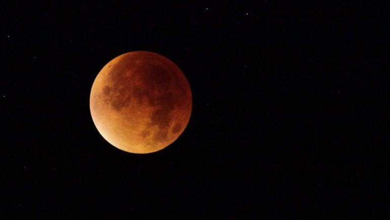 Alineación planetaria y eclipse lunar protagonizan doble evento astronómico en marzo: revisa las fechas