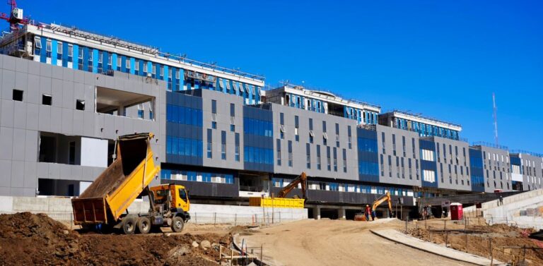Hospital de Constitución supera el 85% de obras