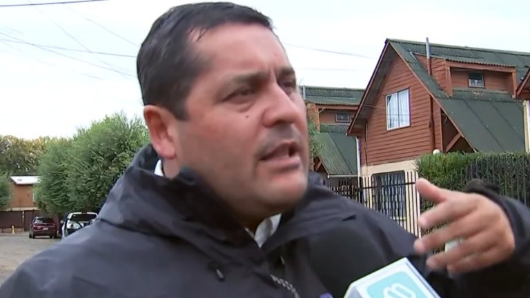 Alcalde de Linares abandona despacho en vivo tras reclamo de vecina por anegamientos en Villa Alessandri tras lluvias