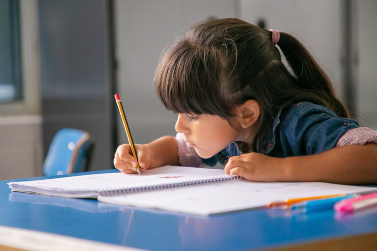 ¿Cómo fomentar hábitos de estudio en niños? Experto entrega claves desde la infancia