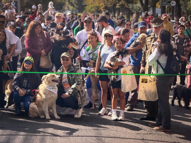 Talca vivió jornada familiar en caminata canina por aniversario de Carabineros