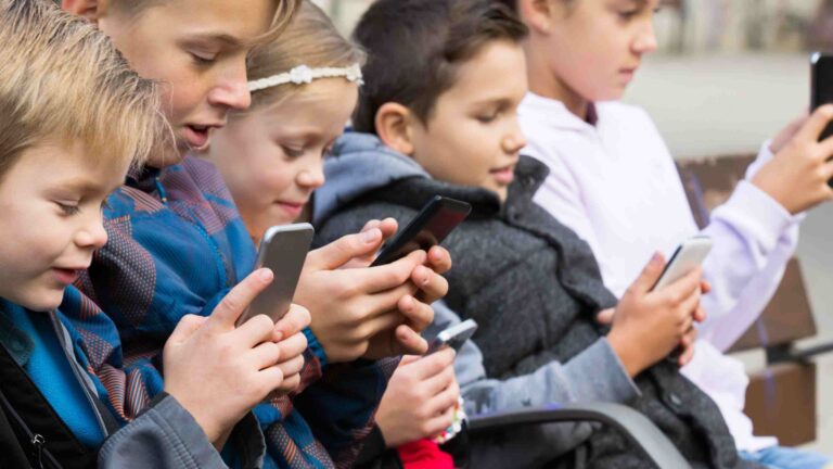 Entornos Digitales Seguros: Gobierno busca restringir RR.SS a menores de 16 años