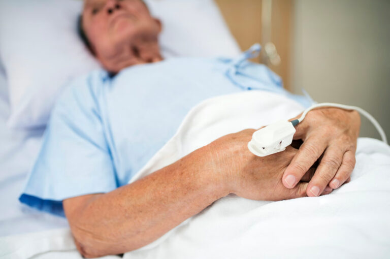 Alta médica sin salida: abandono de pacientes en hospitales expone grave deuda de cuidados en Chile