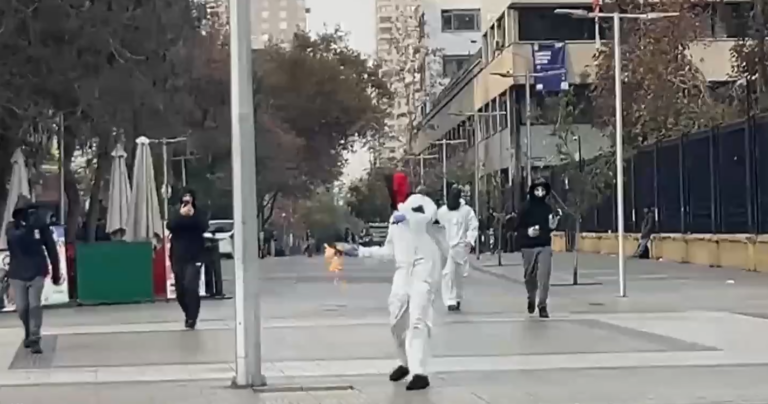 Violento ataque afuera del Instituto Nacional: encapuchados lanzan molotov a periodista
