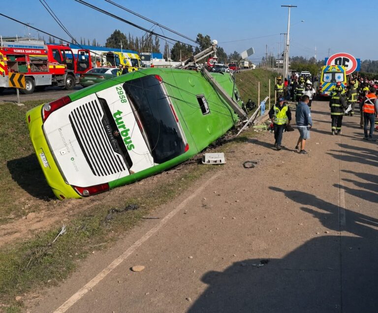 Fatal volcamiento de Turbus en Ruta 5 Sur deja fallecidos y varios lesionados a la altura de Teno en la región del Maule