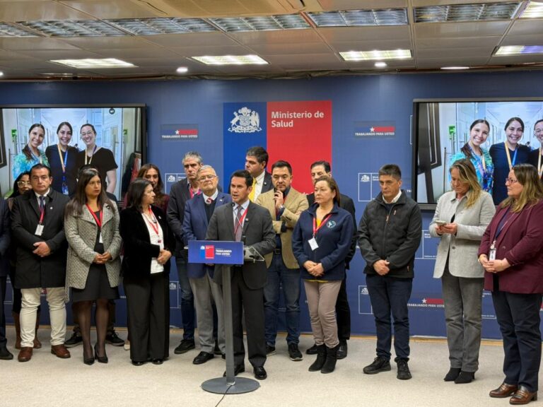 Más de 20 alcaldes se reúnen en el Minsal por crisis en la atención primaria de salud