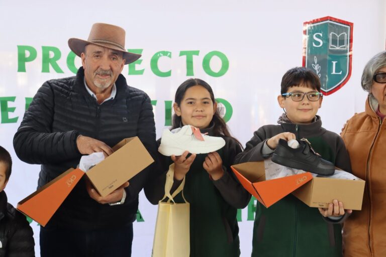 Pencahue entrega más de 700 zapatillas a estudiantes con fondos del Royalty Minero