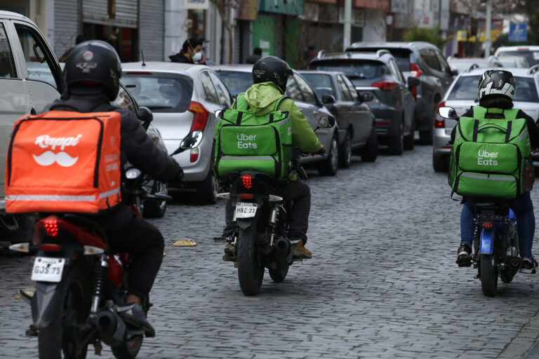 Mercado laboral chileno registra baja de trabajadores venezolanos: servicio delivery sería el más afectado
