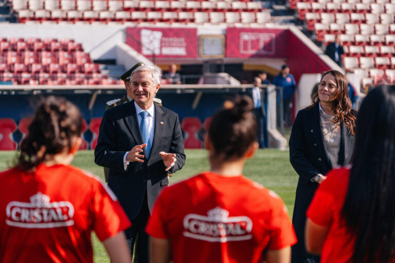 Presidente Kast promulga Ley SADP y pide más estadios propios con “guiño” a La U: “Que no sea más un meme”