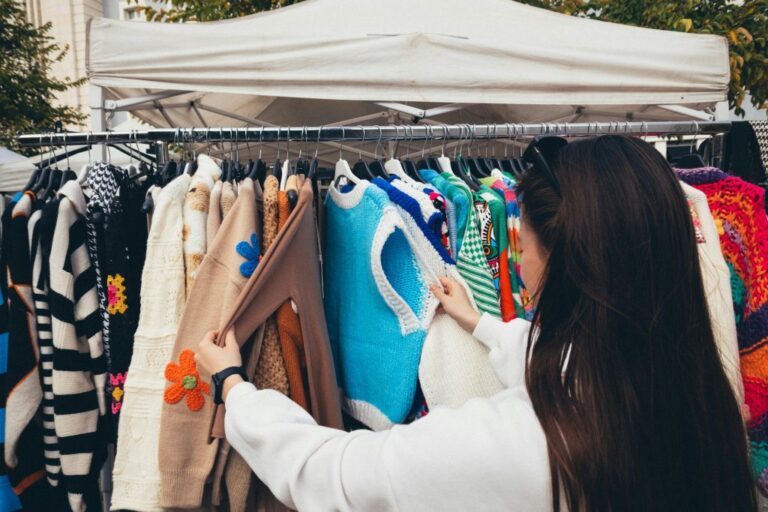 UTalca impulsa la moda sustentable con innovador Perchero Circular