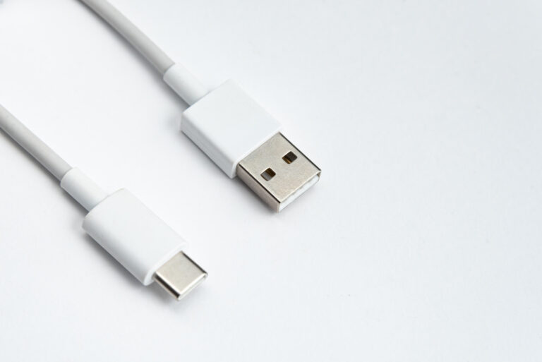 Fin al caos de cables: Gobierno oficializa el USB Tipo C como cargador universal de Chile