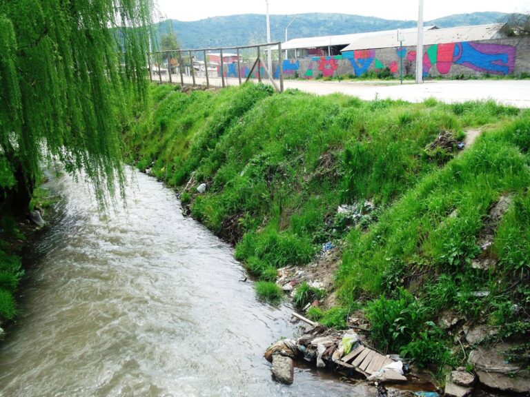 Hallazgo de cuerpo en Canal Baeza moviliza a equipos de emergencia en Talca