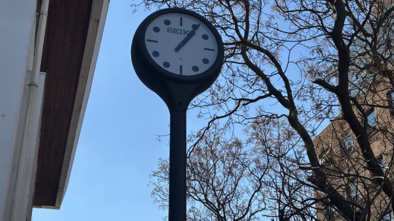 Histórico Reloj Seiko de Talca vuelve a funcionar tras innovadora restauración con inteligencia artificial