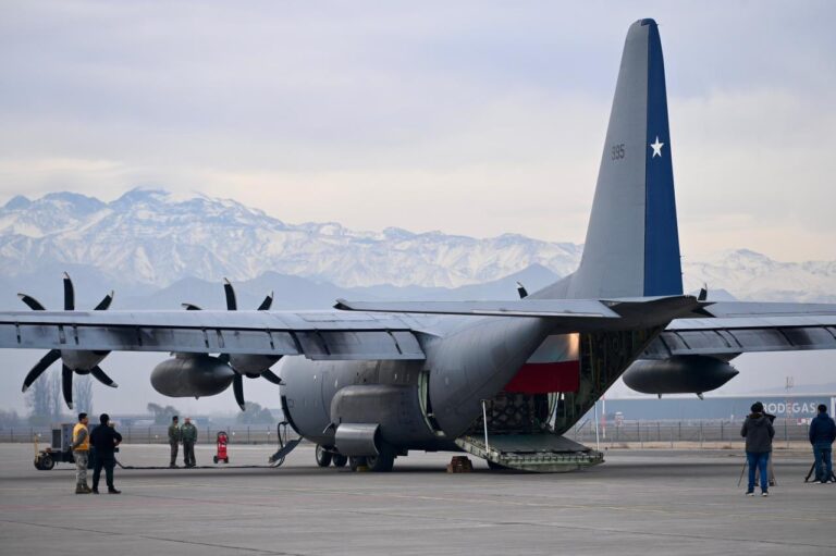 Segundo vuelo chileno lleva 6 toneladas de ayuda a Bolivia