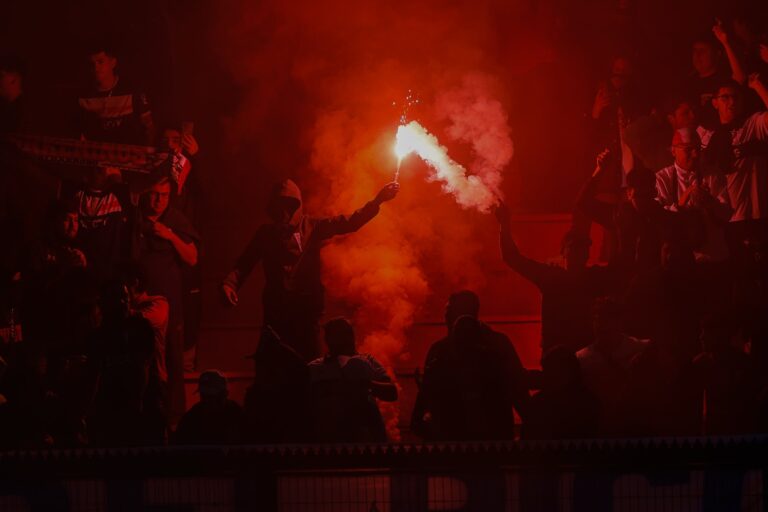 Prohíben ingreso a estadios a hinchas que encendieron bengalas en partido de Rangers