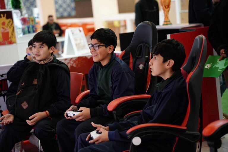 Curicó vive la fiebre mundialista con cambiatón de láminas del mundial y zona gamer