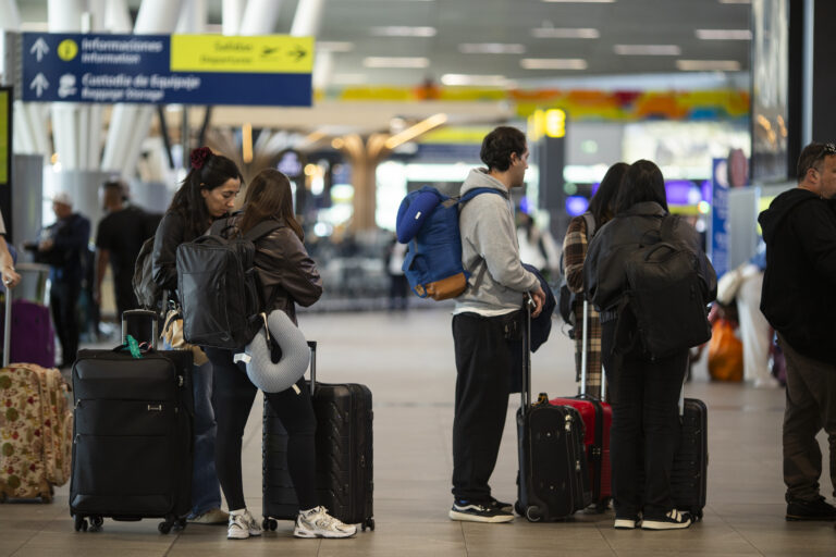 ¿Planeas viajar? Aeropuerto de Santiago espera más de 2 millones de pasajeros en vacaciones de invierno