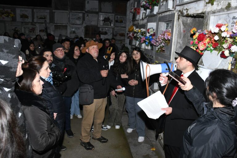 Recorrido nocturno por cementerio cautivó a miles de asistentes con historias y leyendas en Molina