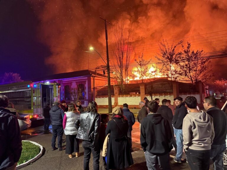Voraz incendio destruye histórica ex Escuela Balmaceda en San Javier
