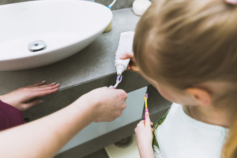 Expertos advierten aumento de caries infantil en vacaciones de invierno por mayor consumo de snacks azucarados