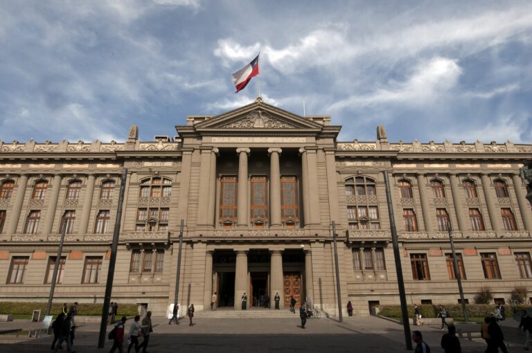 Corte Suprema inicia procesos de remoción contra 56 jueces por viajes al extranjero con licencia médica