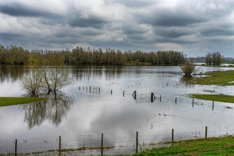 Expertos alertan sobre riesgo de inundaciones por lluvias intensas y crecidas de ríos