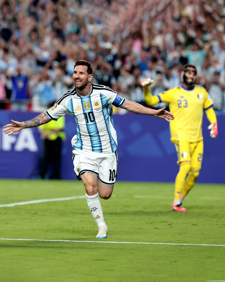 Messi hace historia y se convierte en el máximo goleador de los Mundiales en triunfo de Argentina sobre Argelia