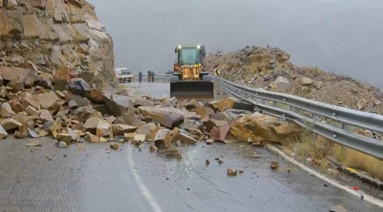Intensa búsqueda de mujer desaparecida tras avalancha en Alto del Carmen, Región de Atacama