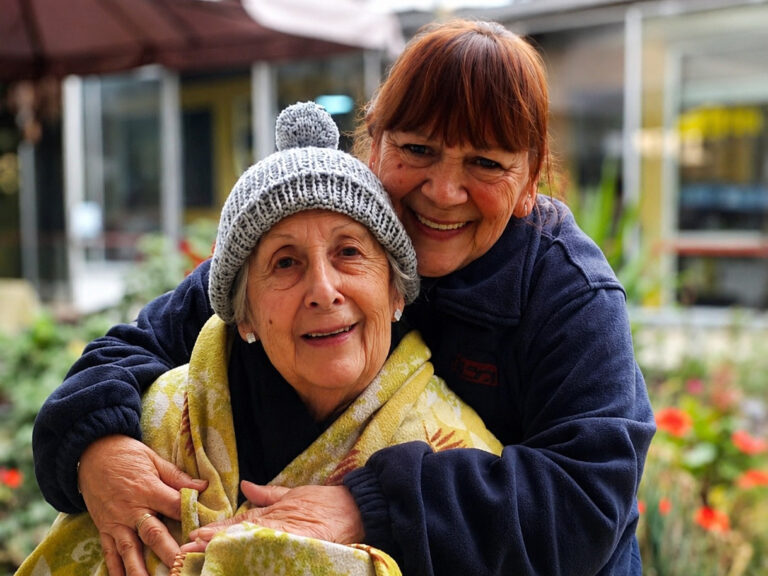 “Aporta con tu grado de calor”: Fundación Las Rosas llama a ayudar para que 2.300 adultos mayores enfrenten un invierno digno