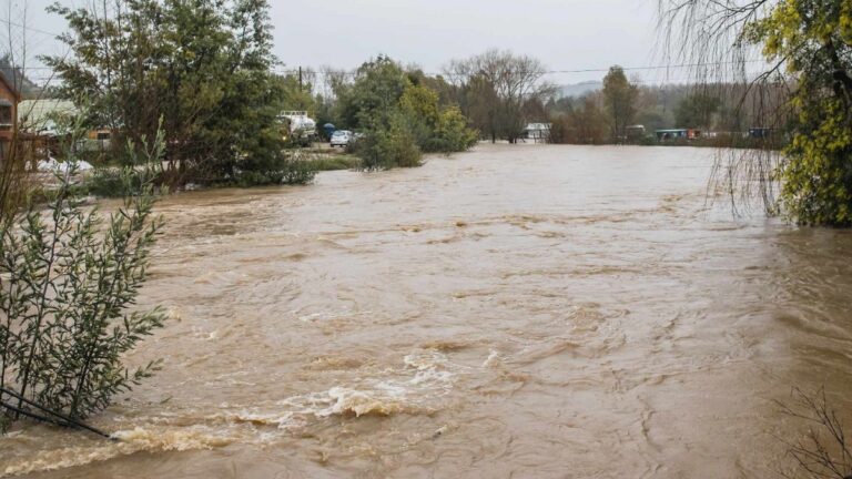Activan Alerta Roja en Molina por crecida crítica del río Palos