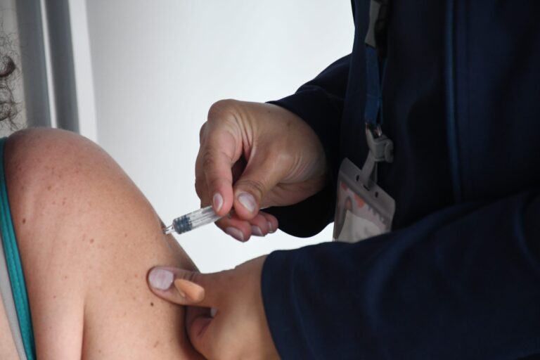 Vacuna contra la influenza en Chile se amplía a toda la población: revisa dónde vacunarte aquí